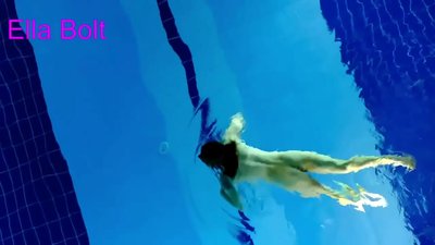 Jeg kan ikke stoppe med at se, ung blondine fanget i at svømme nøgen i ELLA BOLT resort pool