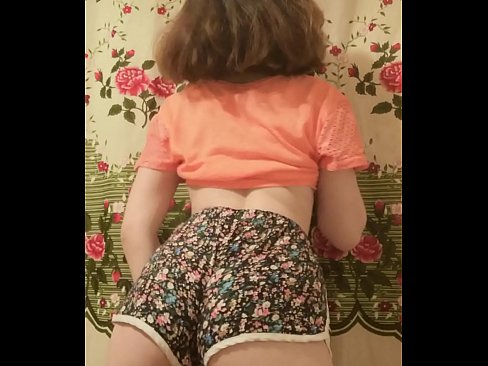❤️ Sexet ung babe laver en striptease ved at filme sine shorts på kamera ❤️ Kvalitets porno at da.xsexshop.ru ❤